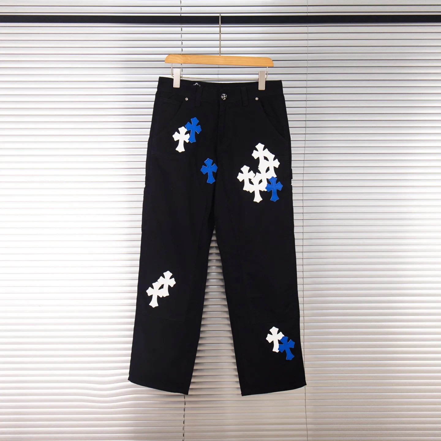 P260 Chrome Hearts Chrome Hearts black denim with white and blue multi-leather hot jeans. CH jeans need to be washed and then disassembled and hand-stitched with sheepskin cross leather and then spliced ​​to complete. The whole piece has too many craftsmanship to explain. The patchwork cross pattern is embellished, and the high-waisted washed jeans! ! Absolutely high-end luxury products, god-level single products, super popular products, made with top heavy industry, a magic weapon that cannot be missed. About Kroxin This is an extremely luxurious fashion brand, which can also be called the aristocrats of the high street. It has always been an exclusive brand for some hipsters or rich second generation. Compared with ordinary high streets, it is more luxurious and noble. Compared with luxury brands, it has a more fashionable personality and has always been a brand that I have a special liking for. Style number: 1765# Color: black Size: 28 30 32 34 36